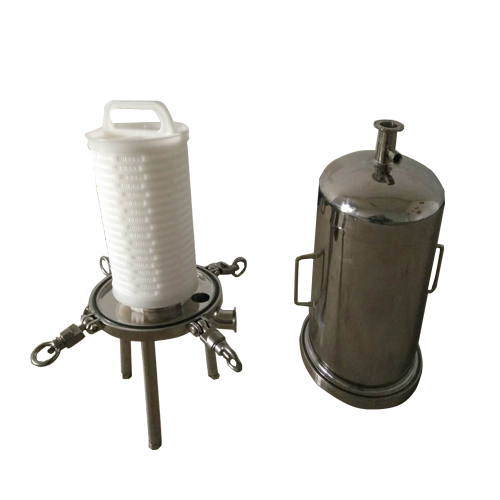 Cartridge filter housing for beverage filtration